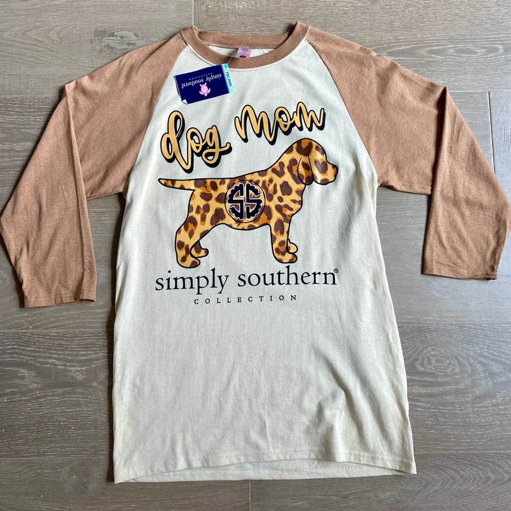 NWT Women’s Simply Southern 3/4 sleeve Raglan “Dog Mom” t-shirt, Size Small